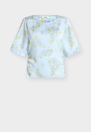 Világoskék blúz rövid ujjal, finom zöld és kék virágmintával. Sima anyag, kerek nyakkivágással.