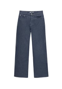 Jean bleu marine à jambes larges avec fines rayures verticales blanches, fermeture avant par bouton et zip, passants de ceinture et design à cinq poches.