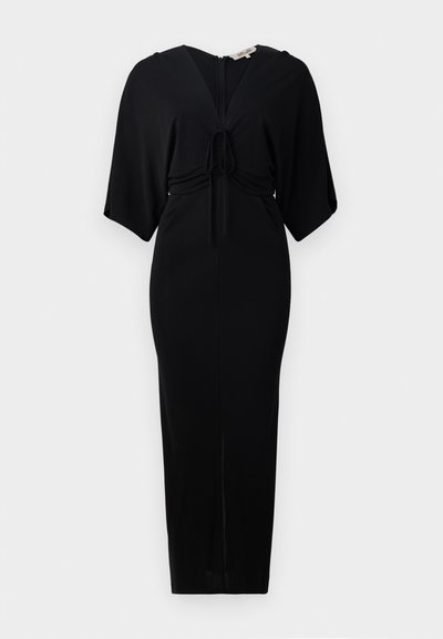 Črna obleka s kratkimi kimono rokavi, zvezanjem v pasu in zadrgo na hrbtu. Ozek kroj z dolžino do kolen. Gladka tekstura.