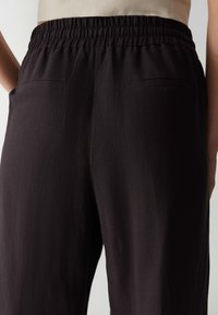 OPUS PANTS MID RISE LONG WIDE FIT - Broek - midnight brown