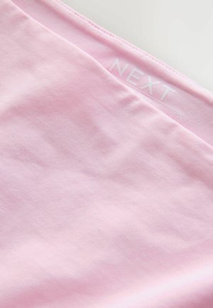 Tessuto di cotone rosa chiaro con una texture liscia, caratterizzato da leggere pieghe e bordi cuciti. L'etichetta recita "NEXT" in bianco.