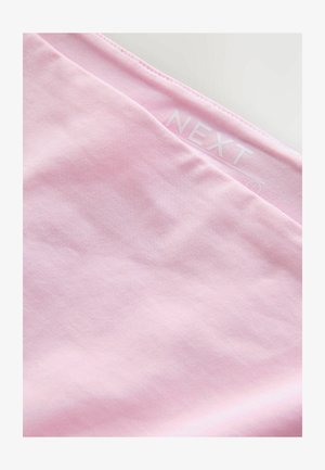 Šviesiai rožinė medvilninė medžiaga su lygiu paviršiumi, turinti subtilių raukšlių ir siuvinėtas kraštines. Etiketėje baltos spalvos užrašas „NEXT".