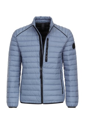 Hellblau gesteppte Jacke mit hohem Kragen, schwarzem Reißverschluss und Seitentaschen. Verfügt über schwarze Akzente entlang der Nähte und ein rundes Logo am Ärmel.
