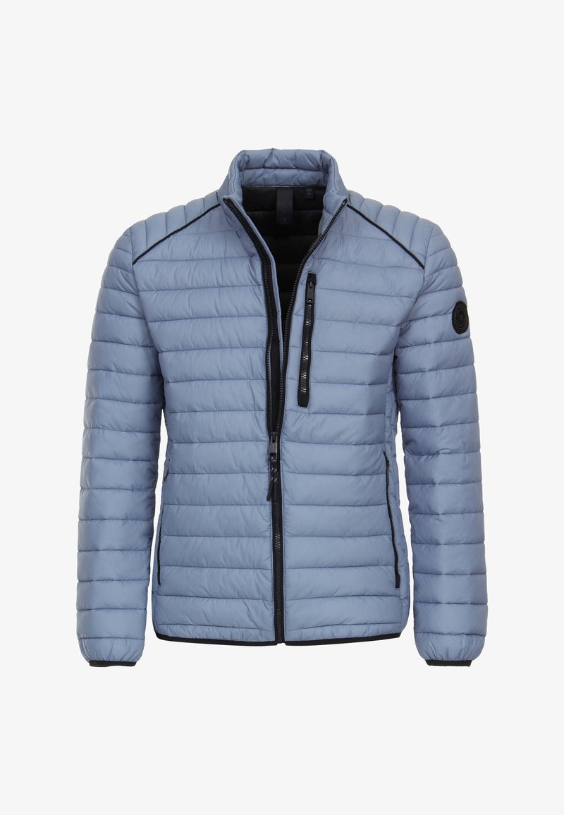 Jachetă matlasată de culoare albăstruie deschis, cu guler înalt, fermoar negru și buzunare laterale. Are accente negre pe se seamă și un logo rotund pe mânecă.