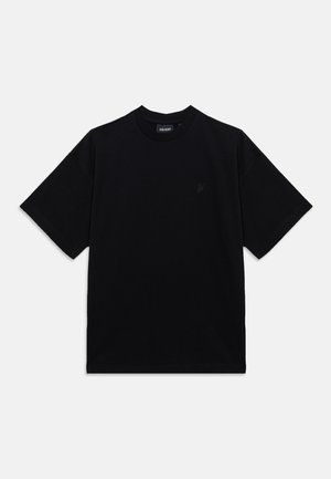 T-shirt noir à manches courtes avec col rond et un petit logo subtil sur la poitrine gauche, présenté sur un fond blanc uni.