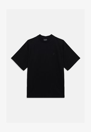 T-shirt noir à manches courtes avec col rond et un petit logo subtil sur la poitrine gauche, présenté sur un fond blanc uni.