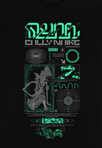 Maglietta nera con grafiche verdi luminescenti che presentano testo astratto, motivi vorticosi e una figura dettagliata, creando un tema sci-fi e mitologico.