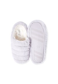 Szare futrzane kapcie z pikowanym wzorem, miękkim futerkiem z sztucznego włosia i gumową podeszwą. Na podeszwie widoczny rozmiar 38-39.