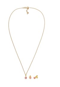 Smykkesæt i guldfarvet metal bestående af et delikat kædenecklace med en pink stenpendant og matchende studøreringe med pink detaljer.