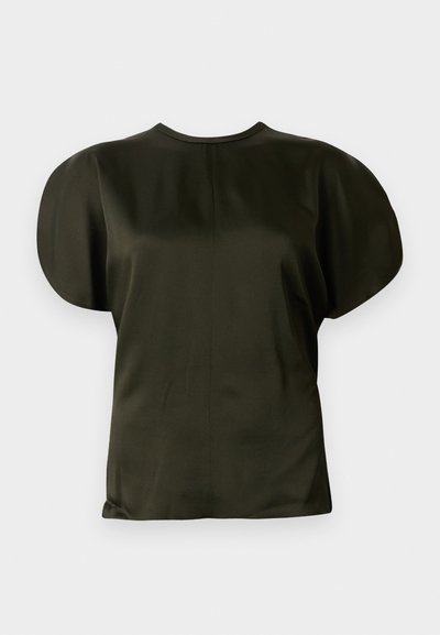 Krótki rękaw bluzki w ciemnooliwkowym kolorze, z gładką, satynową teksturą, zaokrąglonymi ramionami i prostym okrągłym dekoltem.