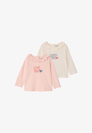 Zwei Langarm-Kinderhemden mit gerafftem Kragen, eines rosa mit "love mum" und blauem Herz, eines cremefarben mit "sweet papa" und rotem Herz.