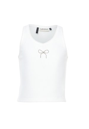 Witte geribde mouwloze cropped top met V-hals en een klein zilveren strikdetail in het midden onder de halslijn.