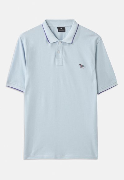 Gai zilganas polo krekls ar purpura krāsas apkakles akcentiem, trīs priekšējām pogām un mazu izšūtu zebras logo kreisajā krūtī.