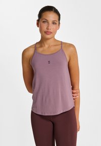 Débardeur violet clair avec fines bretelles, texture douce, ourlet courbé, et trois petites flèches foncées centrées sur la poitrine. Convient pour les vêtements de sport.