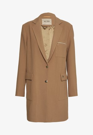 Lang kamelbrun uldfrakke med hakket revers, to forlommer med klapper, brystlomme med lynlås og to synlige gullknapper.