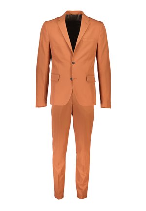 Oranger maßgeschneiderter Anzug, bestehend aus einem taillierten Blazer mit zwei schwarzen Knöpfen und passenden Slim-Fit-Hosen, glatte Oberfläche, keine Muster.