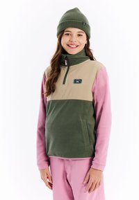 Fleece pullover in tan, groen en roze met een ritskraag, zijzakken en een geborduurd berglogo. Gemaakt met een groene gebreide beanie.