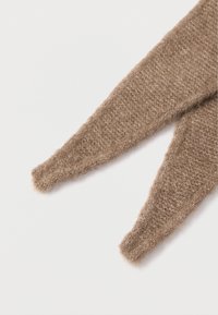 Brune strikkede fingerløse handsker lavet af blødt stof, med en struktureret overflade og tilspidsede ender.