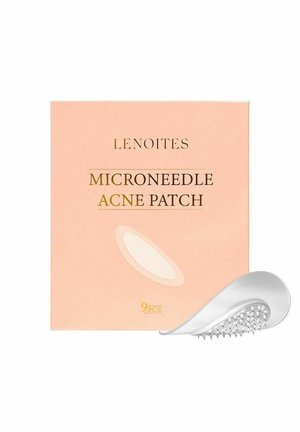 Ensemble de patchs anti-acné à microneedles dans une boîte rose avec du texte doré, présentant un patch argenté texturé avec des micro-pointes pour un traitement ciblé.