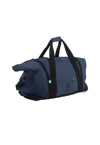 Bolsa de deporte de nylon azul marino con correas negras, diseño de parte superior enrollable, bolsillo frontal, acentos de cremallera verde y detalle del logo en el lado.