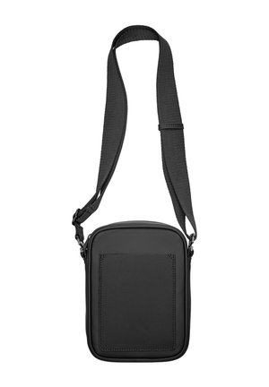 Czarna torba na ramię z szerokim regulowanym paskiem, w kształcie prostokąta i przednią kieszenią z łatą.