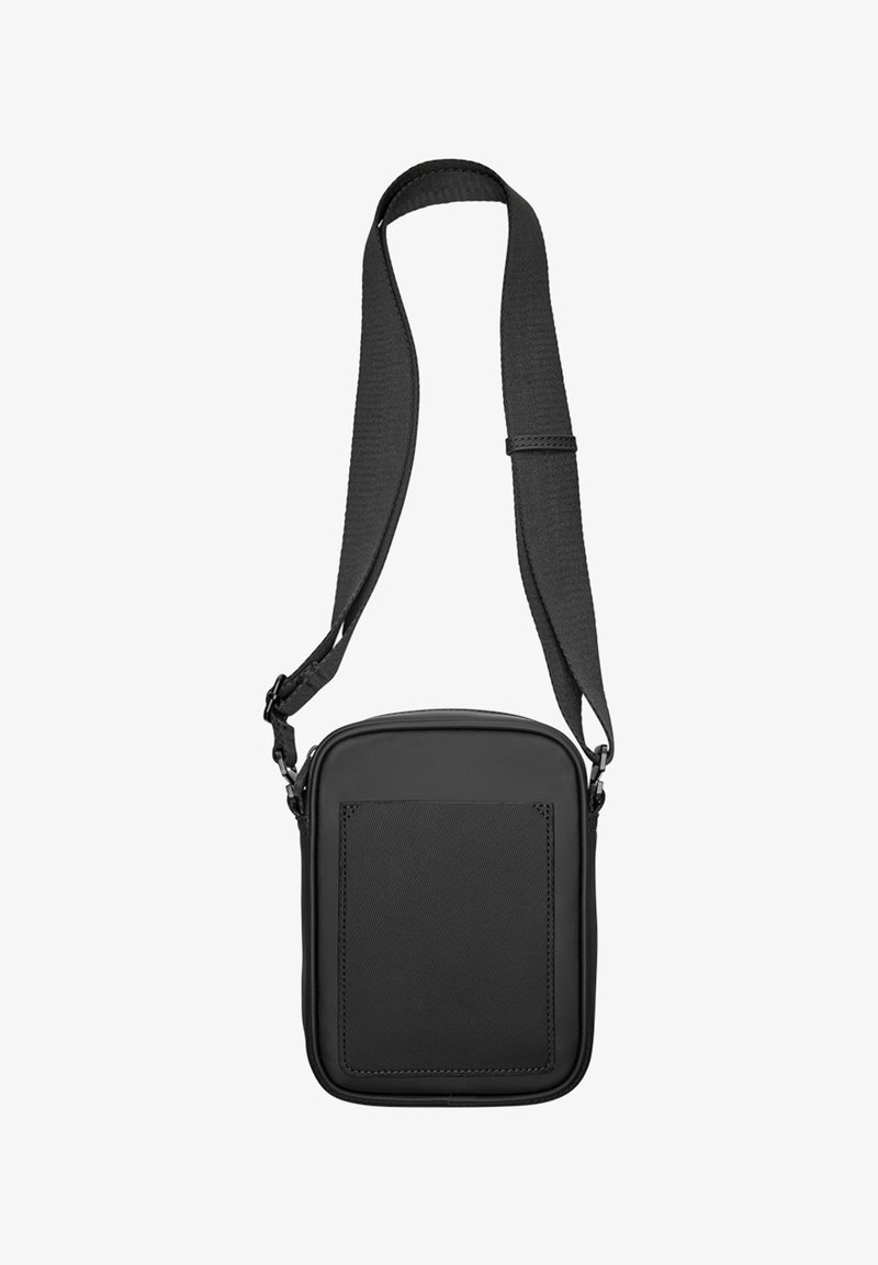 Sac bandoulière noir avec une large sangle réglable, forme rectangulaire et poche avant à patch.