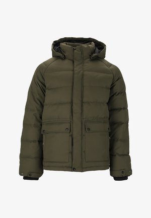 Olijfgroene pufferjack met een capuchon, met een doorgestikt ontwerp, een rits aan de voorkant en twee flapzakken met knopen aan de onderkant.