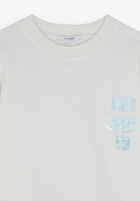 Witte sweatshirt met geribbelde ronde hals, voorzien van lichtblauwe geborduurde patronen en de letters "SCP" in een ovaal. Zachte katoenen stof.