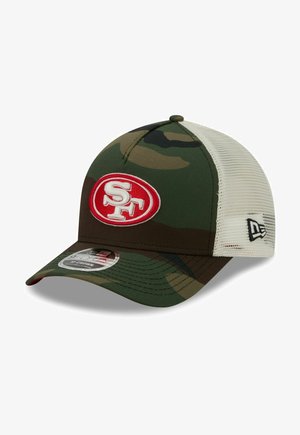 Tarnmuster-Baseballmütze mit gebogenem Schirm. Verfügt über gesticktes SF-Logo in Rot und Weiß. Netzrücken in Hellbeige. Material: Stoff und Netz.