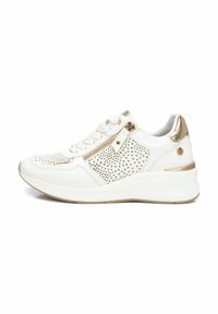 Zapatillas blancas con parte superior perforada, acentos dorados, un cierre lateral y una suela acolchada. Diseño texturizado con un ligero levantamiento del tacón.