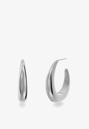 Zilveren hoepel oorbellen met een gladde, reflecterende oppervlakte. De ene oorbel is verlengd en druppelvormig, terwijl de andere een klassieke hoepel is.