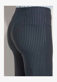 Unausgewählt, navy white