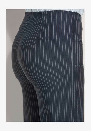 Donkerblauwe pinstriped broek met dunne rode strepen, tapered ontwerp en een gladde textuur. Zijkant benadrukt de pasvorm en taille-detail.