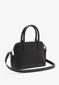 Schwarze Handtasche aus strukturiertem Leder mit zwei oberen Griffen, einem abnehmbaren Schultergurt und einem Reißverschluss. Mit dezentem Logo-Detail.