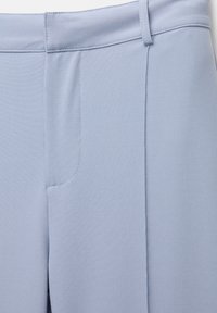 Helleblaue maßgeschneiderte Hose aus glattem Stoff, mit einem Bund, Seitentasche und sauberen Nähdetails.