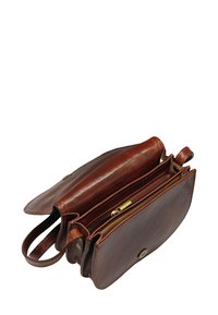 Sac à main en cuir marron avec deux compartiments, une poche zippée et un fermoir en laiton. L'extérieur présente une texture lisse et des bords arrondis.