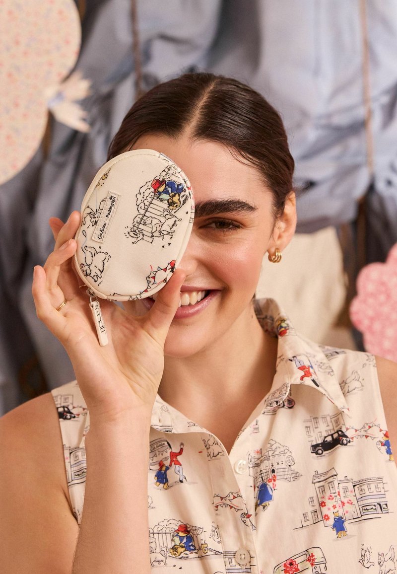 Cath Kidston OVAL REGULAR FIT - Geldbörse - ecru paddington goes to town
