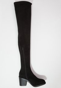 Stivali alti in suede nero con tacco spesso, dotati di cerniera laterale e texture liscia. Design classico con silhouette aderente.