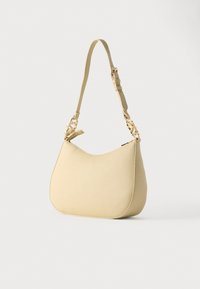 Κίτρινη δερμάτινη τσάντα ώμου με καμπυλωτό σχήμα, υφή επιφάνειας και χρυσή αλυσίδα στη ράβδο. Ρυθμιζόμενο μήκος ιμάντα.