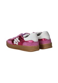 Roze en paarse suède en metallic leren sneakers met witte accenten, gestructureerd oppervlak en een tan rubberen zool. Lage sneaker stijl, ronde neus.