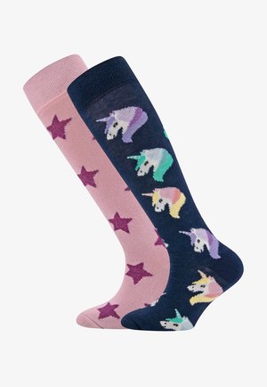 Kniestrümpfe: einer pink mit lila Sternen, der andere navyblau mit bunten Einhörnern. Weicher Stoff mit glatter Textur.