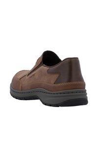 Braune Leder-Slipper mit einem bequemen Design, strukturiertem Obermaterial, kontrastierenden dunklen Akzenten und einer robusten Gummisohle für Unterstützung.