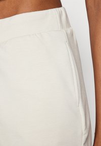 ONLY Play ONPPERFORMANCE SHORTS - Sporta šorti - pumice stone