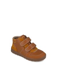Zapatos de cuero marrón estilo botín con doble cinta Velcro, acentos en color amarillo que contrastan, diseño de puntera perforada y suela de goma texturizada.