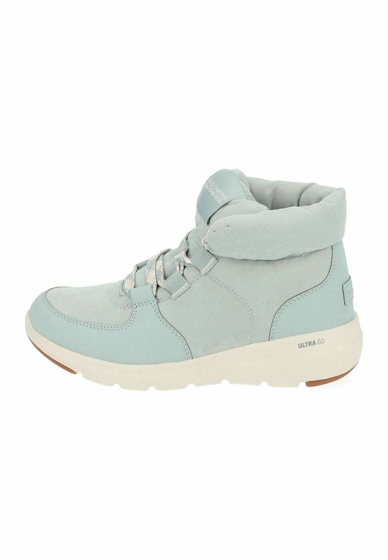 Zapatillas altas de ante azul claro con un collar acolchado, que cuentan con un diseño con cordones y una suela de tracción blanca para mayor comodidad y soporte.