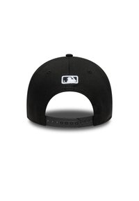 Cappellino nero con visiera piatta, realizzato in tessuto strutturato. Presenta un logo bianco ricamato sul retro e una cinghia in plastica regolabile.