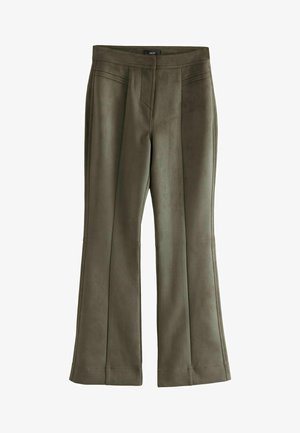 Pantaloni verdi a zampa d'elefante realizzati in morbido tessuto simile al camoscio. Presentano pieghe frontali, vita alta e cuciture sartoriali per una vestibilità strutturata.