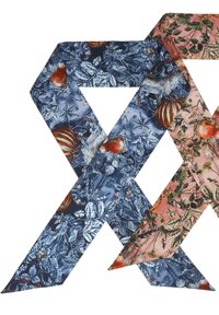 Dos cintas de tela con patrones florales. Una es de color azul marino con calabazas naranjas y hojas; la otra es rosa con hojas verdes y frutas.