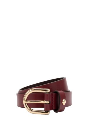 Ceinture en cuir bordeaux avec boucle arrondie dorée et un petit détail de pique en or sur la boucle de ceinture, enroulée sur un fond blanc.