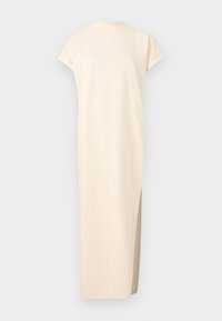 Beige maxi-mekko, jossa on lyhyet hihat, pyöreä pääntie ja sivuaukko. Valmistettu pehmeästä, kevyestä kankaasta, jolla on sileä textura.